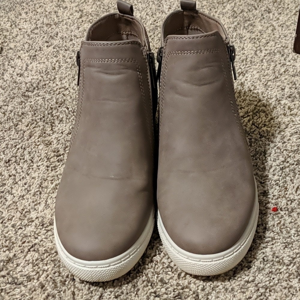 Wedge sneakers
